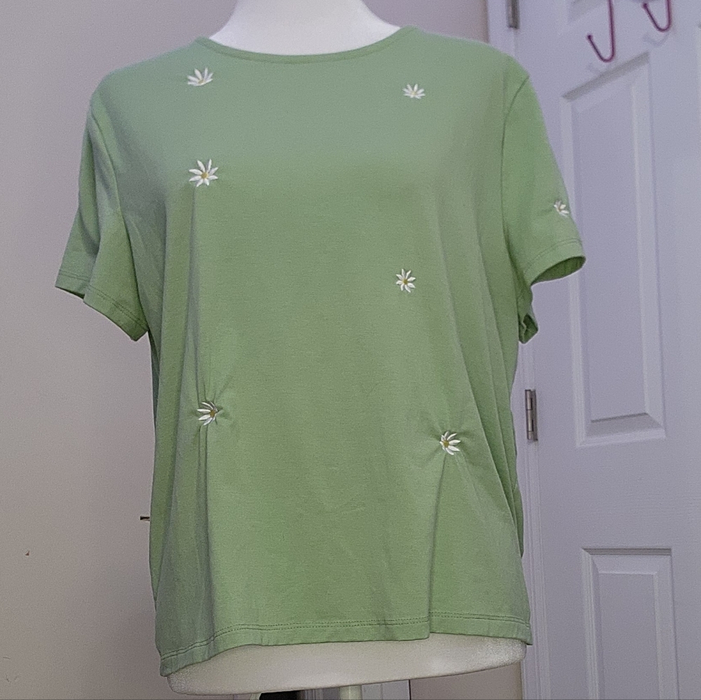 💞4/$20💞 Light Green Top with Embroidered Daisies Size L